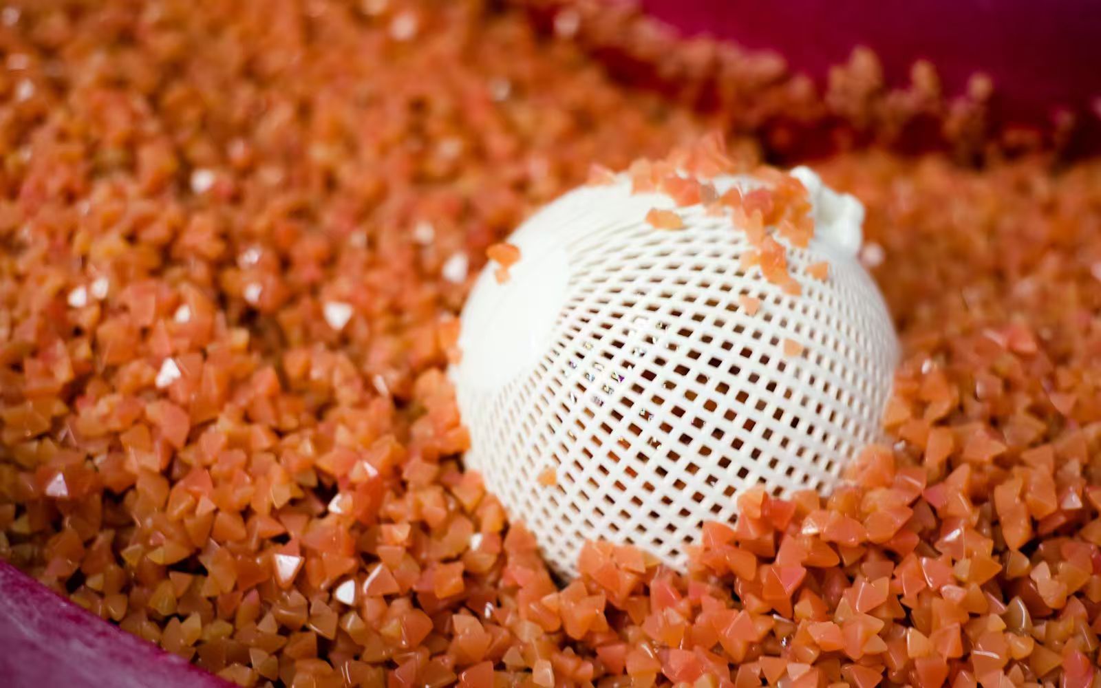 Kuinka parantaa osien estetiikkaa Tutustu erilaisiin pintakäsittelyihin ja materiaaleihin, jotka mahdollistavat esteettisesti miellyttäviä mukautettuja osia.